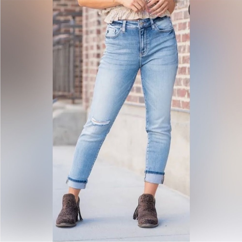 Kancan Jeans. Clanton Distressed High Rise Mom Fit Jeans. Waist Size 27.